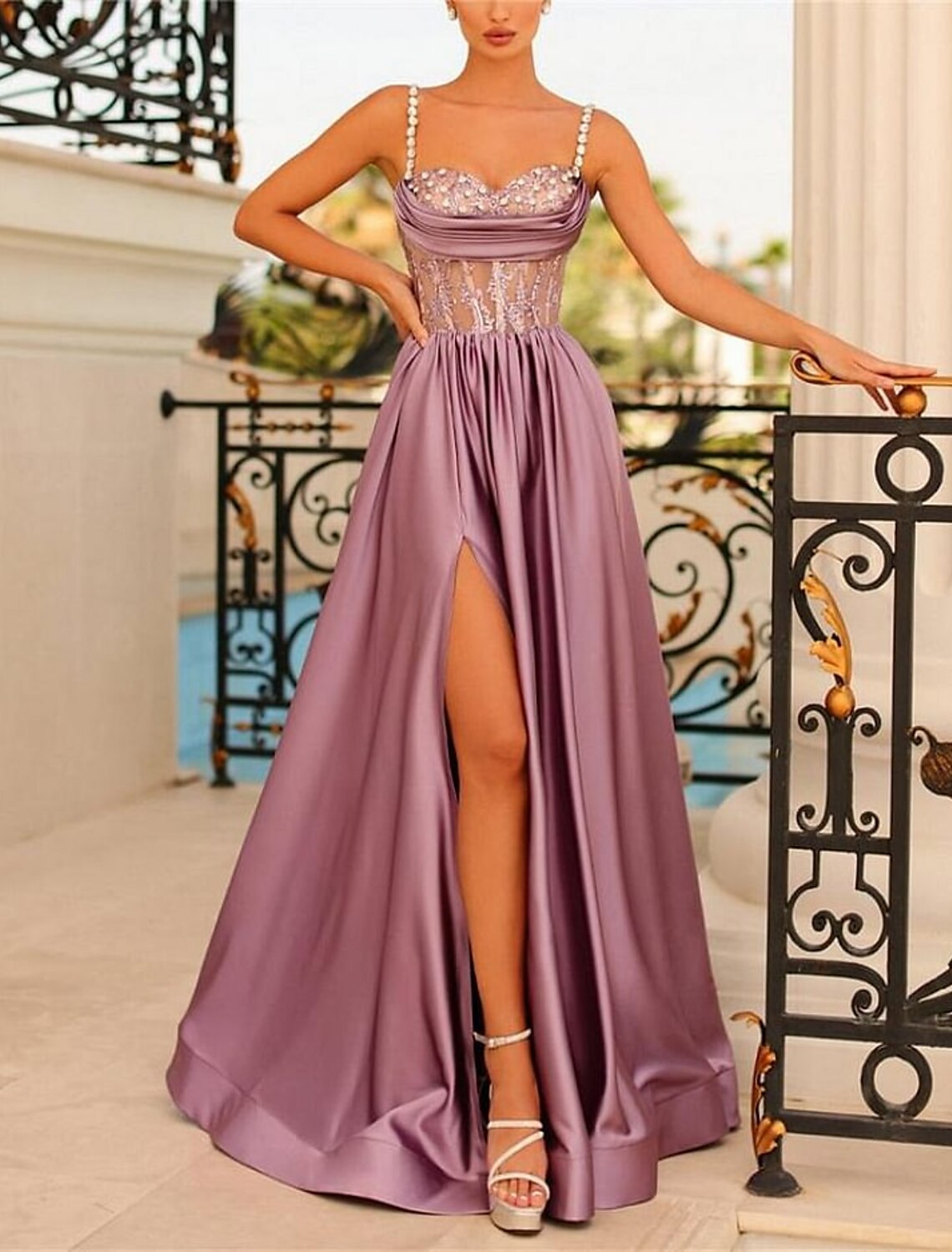 A-Linie Abendkleid Rückenfreies Kleid Formeller Hochzeitsgast Sweep / Brush Train Ärmelloses Spaghettiträger Brautjungfernkleid Satin Rückenfrei mit gerüschtem Paillettenschlitz