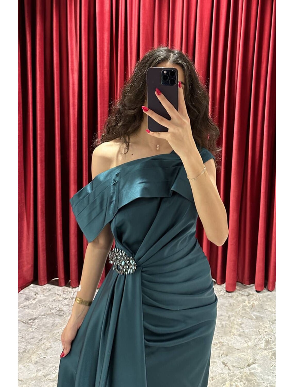 Robe de soirée trapèze élégante, robe formelle d'automne, traîne à balayage / pinceau, manches courtes, une épaule en satin avec fente froncée