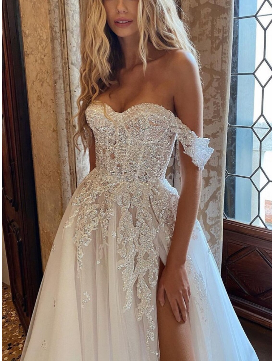 Hall Formal Wedding Dresses A-Line Sweetheart Sleeveless Sweep / Brush Train Lace Bridal Gowns With Pleats Split Front