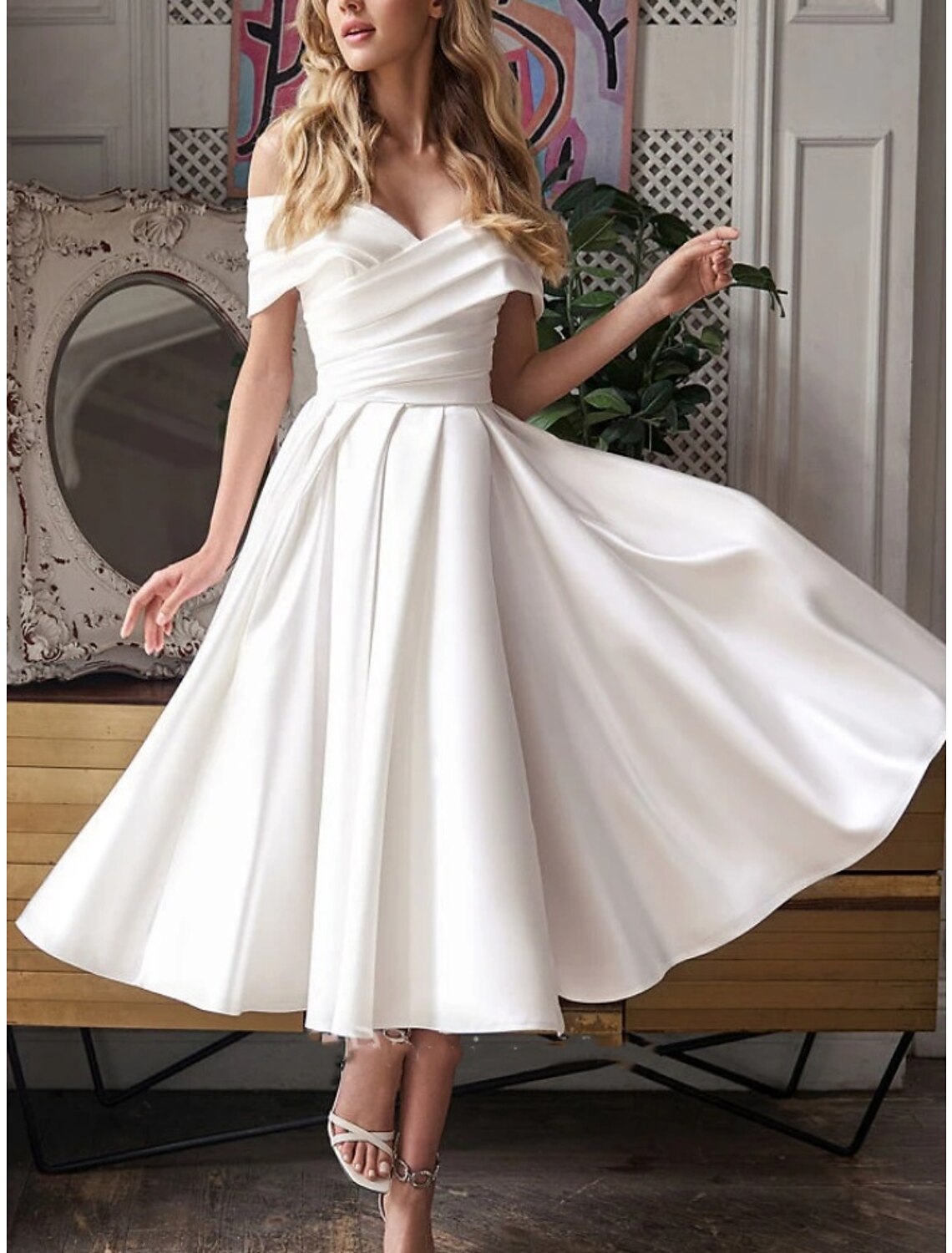 Kleine weiße Kleider Brautkleider A-Linie Off Shoulder Kurzarm Tee Länge Satin Brautkleider mit Falten Volltonfarbe