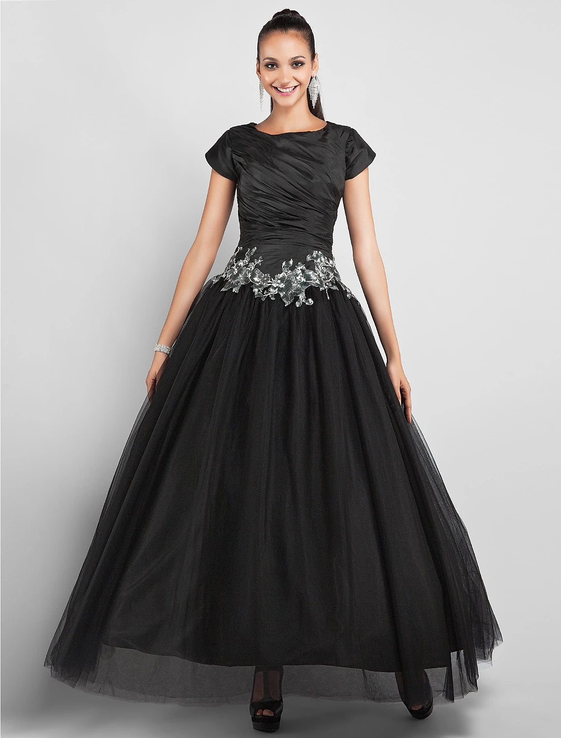 Robe de bal, petite robe noire, robe de soirée formelle, longueur cheville, manches courtes, col bijou, taffetas avec appliques, drapé latéral