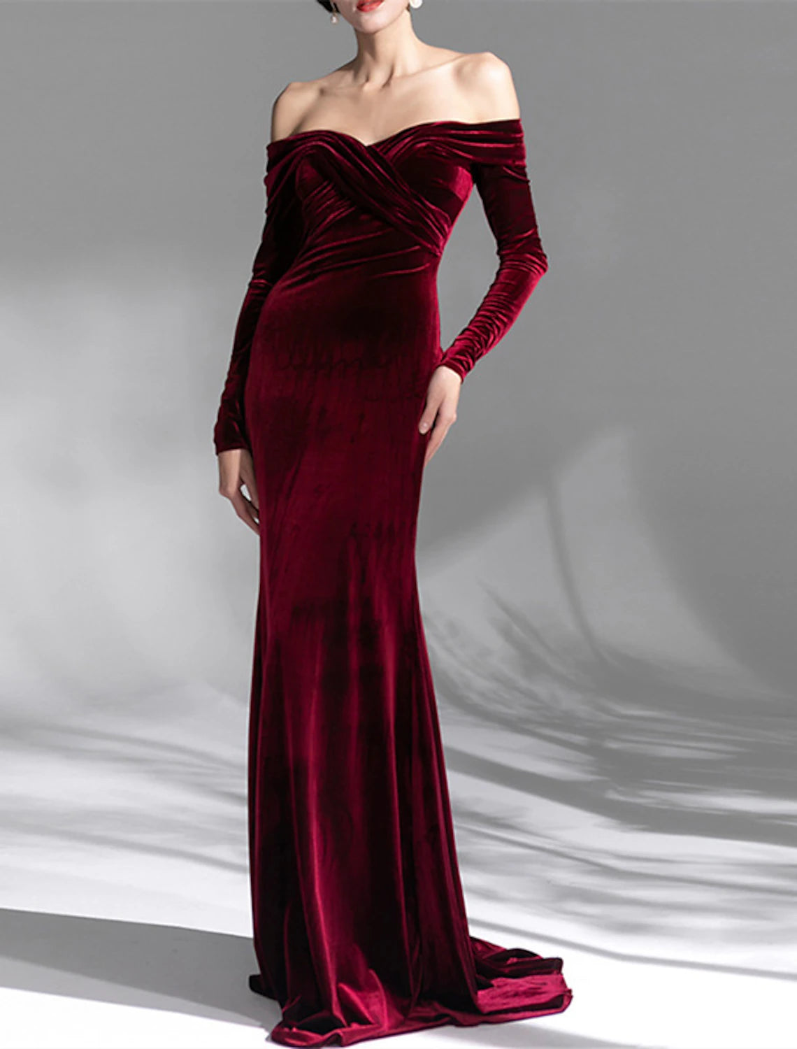 Meerjungfrau/Trompete Abendkleid mit offenem Rücken Kleid für formelle Hochzeitsgäste Sweep/Pinselzug Langarm Schulterfrei Samt mit Rüschen