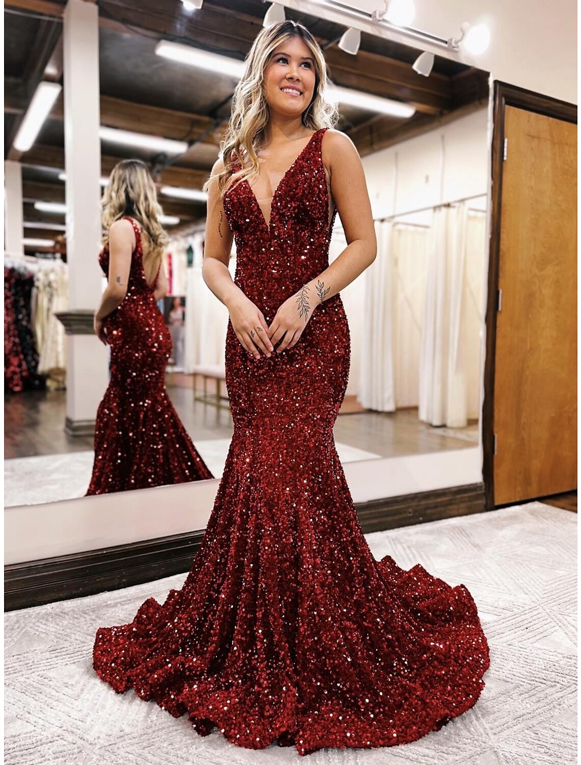 Robe de bal sirène/trompette scintillante et brillante, robe de soirée de mariage formelle, traîne, sans manches, col en V, paillettes, dos nu avec paillettes