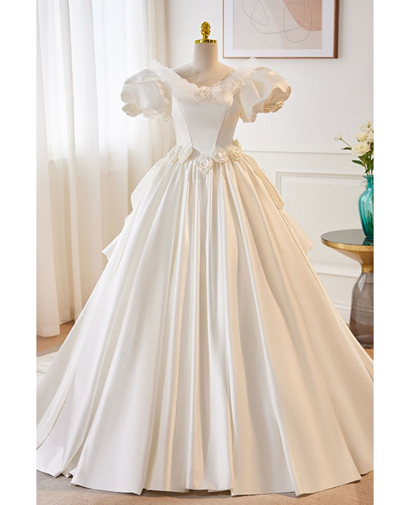 Robe de mariée élégante en satin blanc à col rond et manches courtes avec décolleté suspendu blanc et traîne dos nu