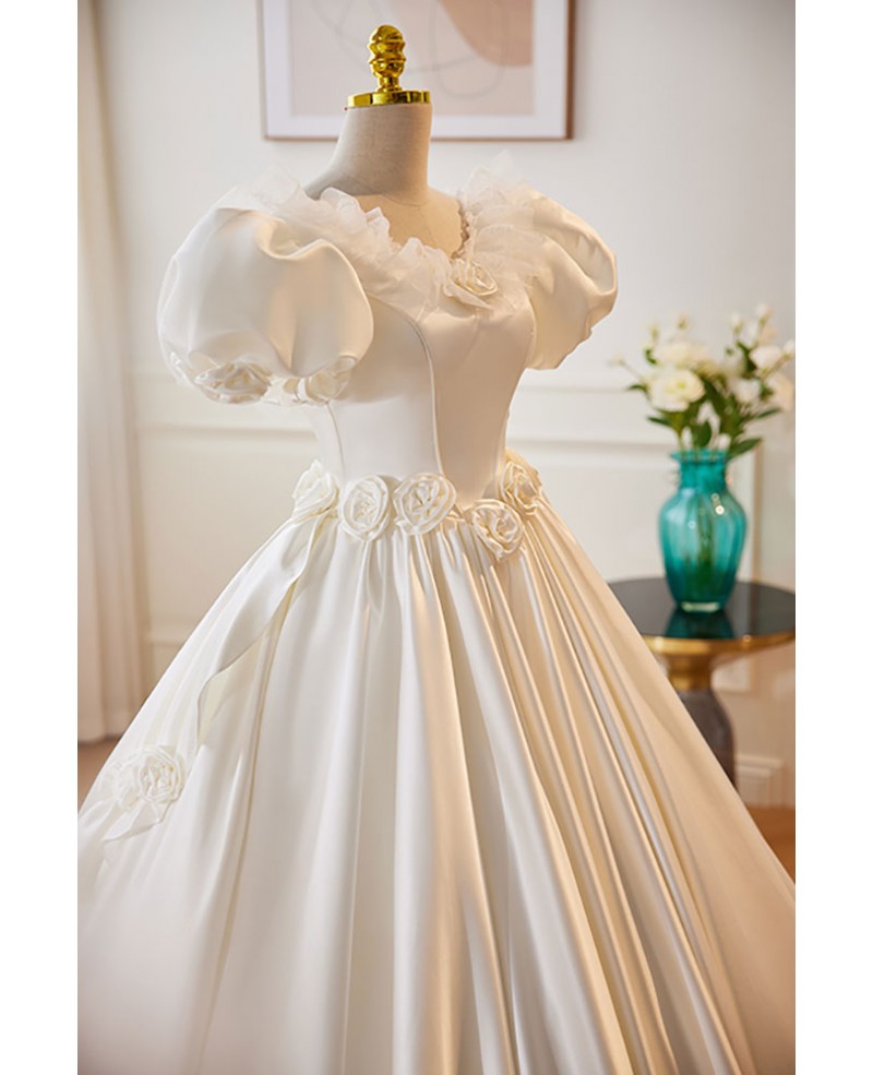 Robe de mariée élégante en satin blanc à col rond et manches courtes avec décolleté suspendu blanc et traîne dos nu