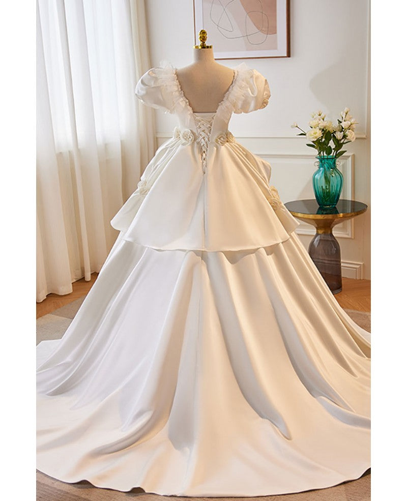 Robe de mariée élégante en satin blanc à col rond et manches courtes avec décolleté suspendu blanc et traîne dos nu