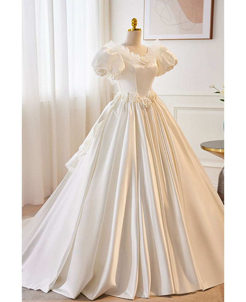 Robe de mariée élégante en satin blanc à col rond et manches courtes avec décolleté suspendu blanc et traîne dos nu