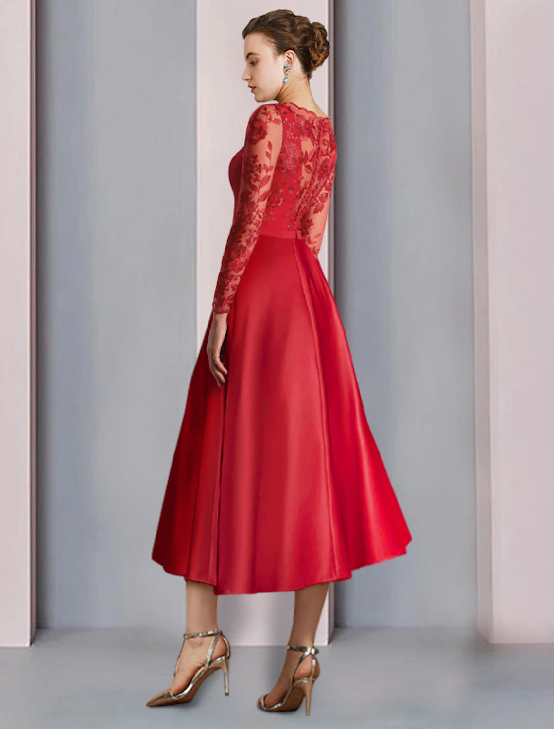 Robe de mère de la mariée trapèze, élégante, vintage, col carré, longueur thé, en satin, dentelle, tissu extensible, manches longues, avec nœud(s) et appliques