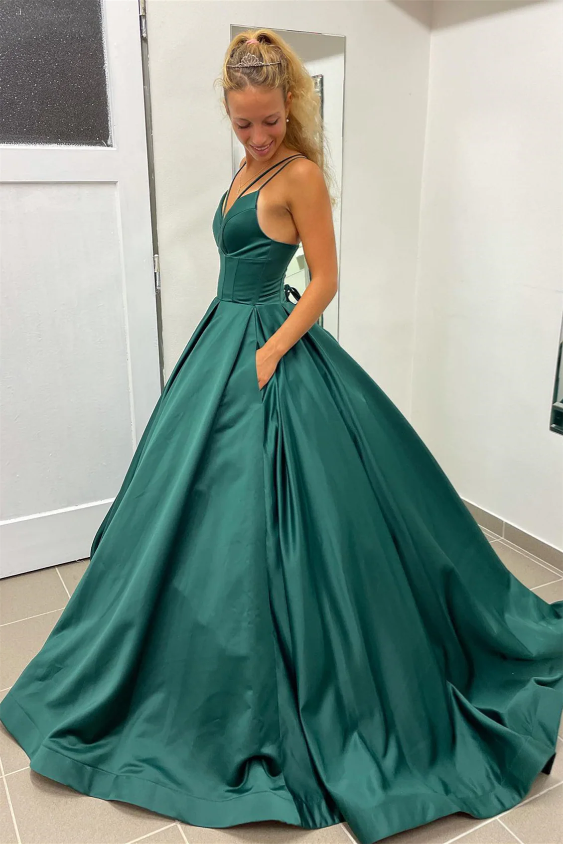 Rich Emerald‑Green Ball‑Gown V‑Neck Spaghetti‑Strap Lace‑Up‑Back Floor‑Length Prom Dress