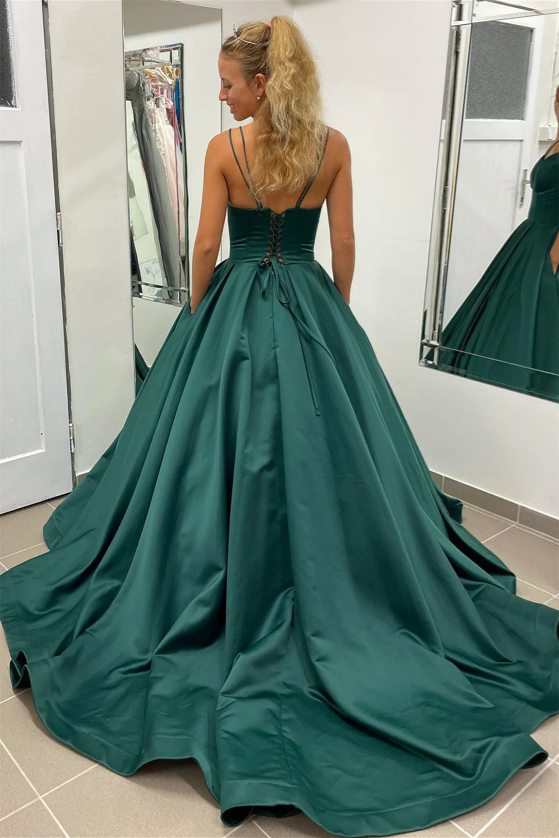 Rich Emerald‑Green Ball‑Gown V‑Neck Spaghetti‑Strap Lace‑Up‑Back Floor‑Length Prom Dress