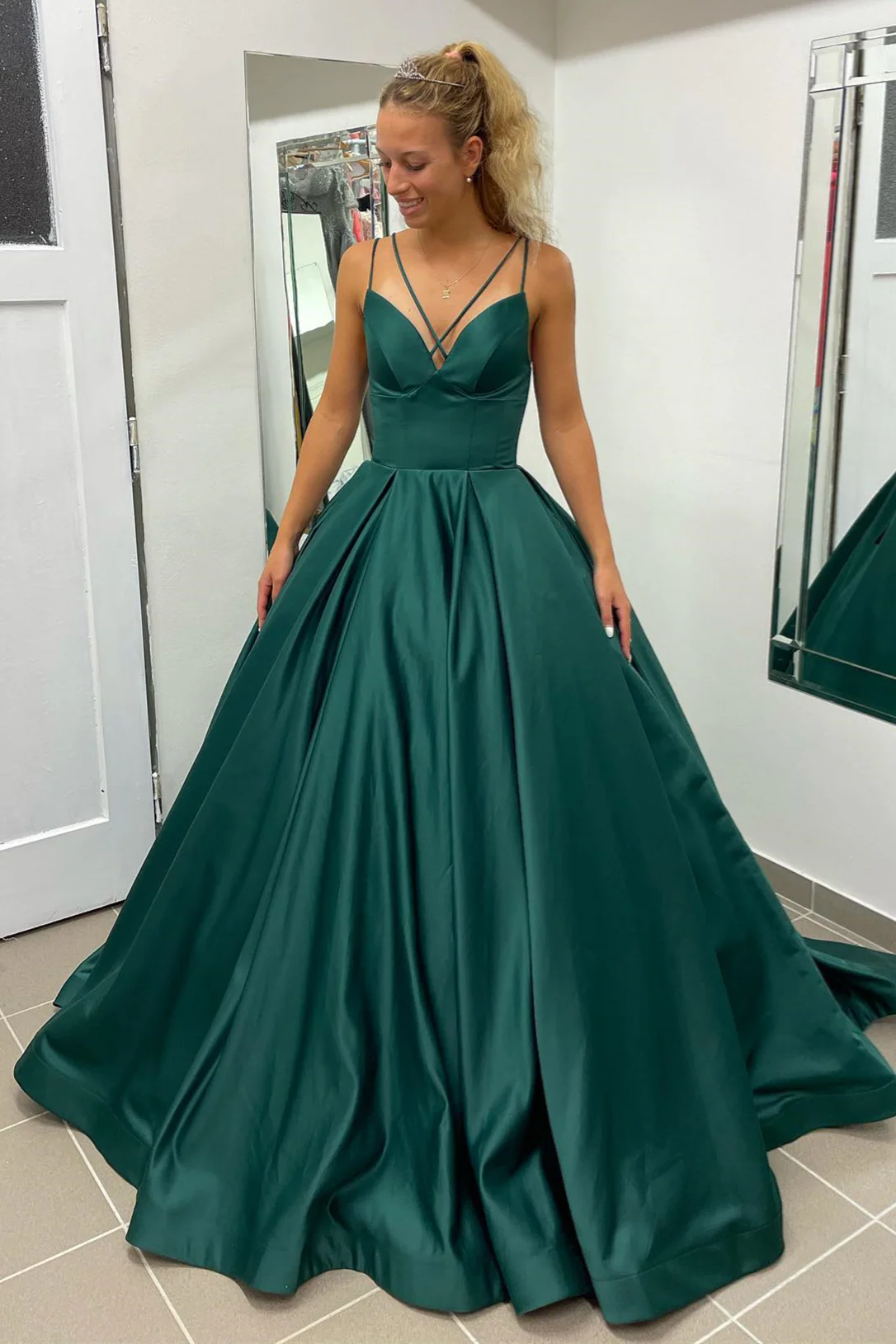 Rich Emerald‑Green Ball‑Gown V‑Neck Spaghetti‑Strap Lace‑Up‑Back Floor‑Length Prom Dress
