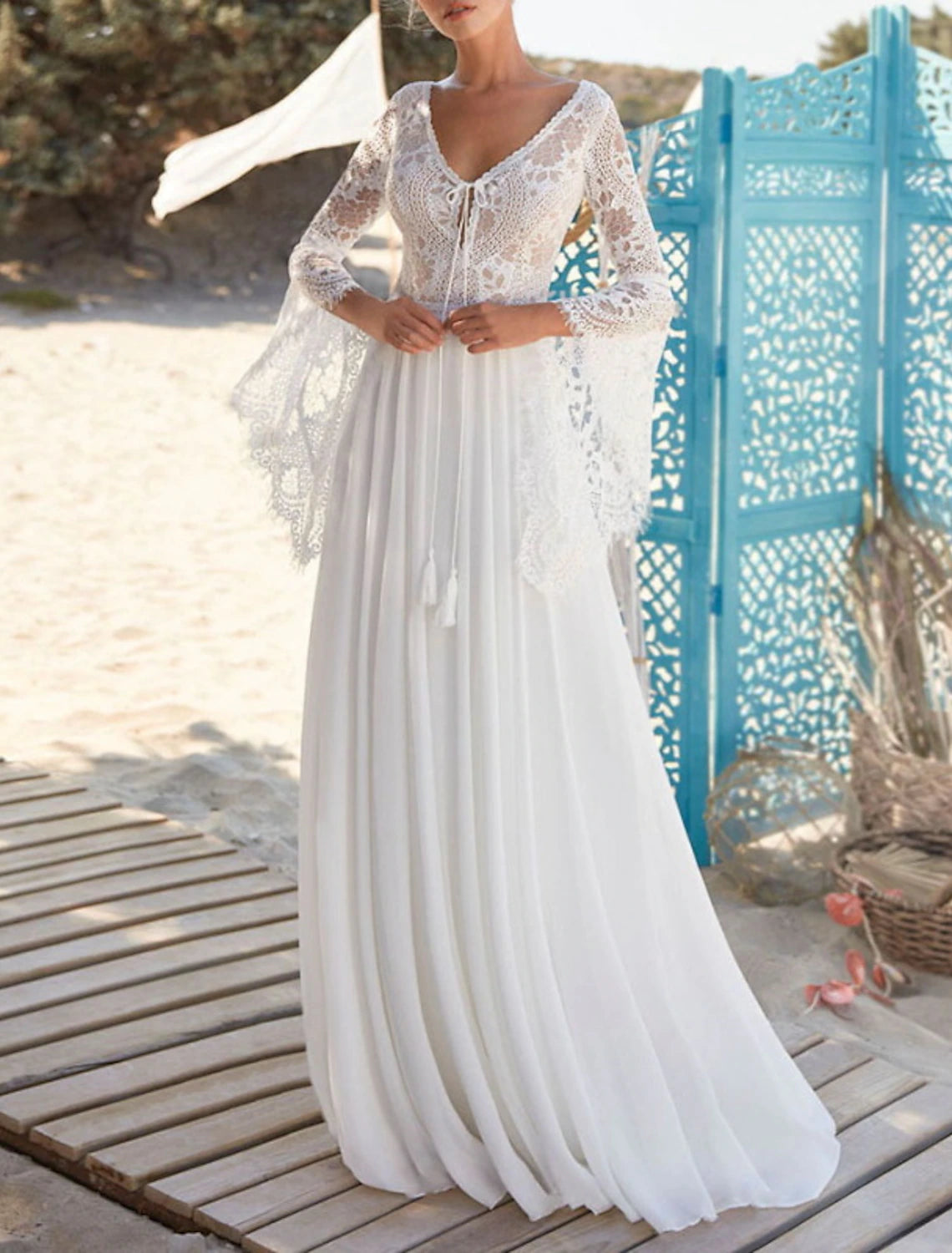Robe de mariée bohème dos nu, coupe trapèze, col en V, manches longues, traîne courte, en mousseline de soie, avec plis