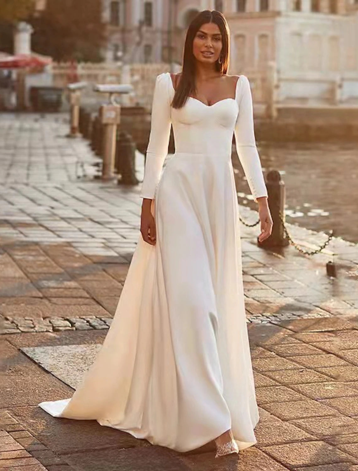 Robe de mariée décontractée de style royal, coupe trapèze, décolleté en cœur, manches longues, traîne courte, en satin, couleur unie
