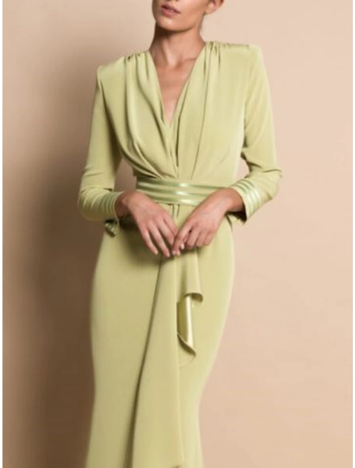 Etuikleid/Säulenkleid für die Mutter der Braut, formeller Hochzeitsgast, elegante Party, V-Ausschnitt, Sweep/Pinselzug, Stretch-Chiffon, lange Ärmel mit drapierter Rüsche