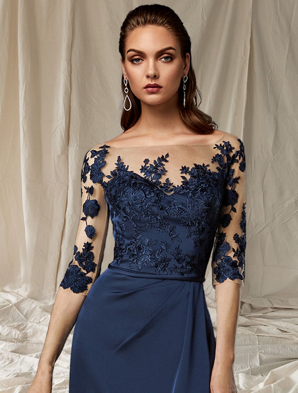 Etui-Linie/Säule Kleid für die Brautmutter, Hochzeitsgast, Übergröße, elegant, Rundhalsausschnitt, Pinselschleppe, Chiffon, halbe Ärmel mit Applikationen, Herbst