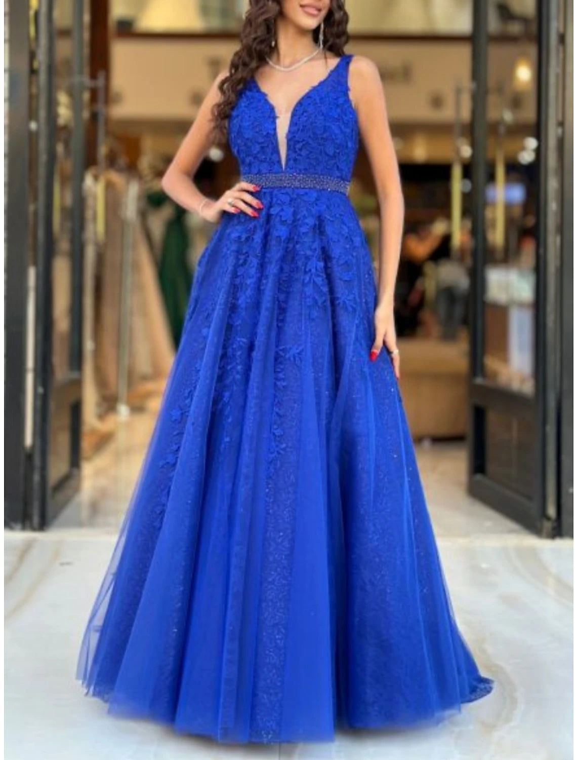 Robe de bal trapèze élégante, longueur au sol, sans manches, col en V, tulle avec plis et paillettes appliquées