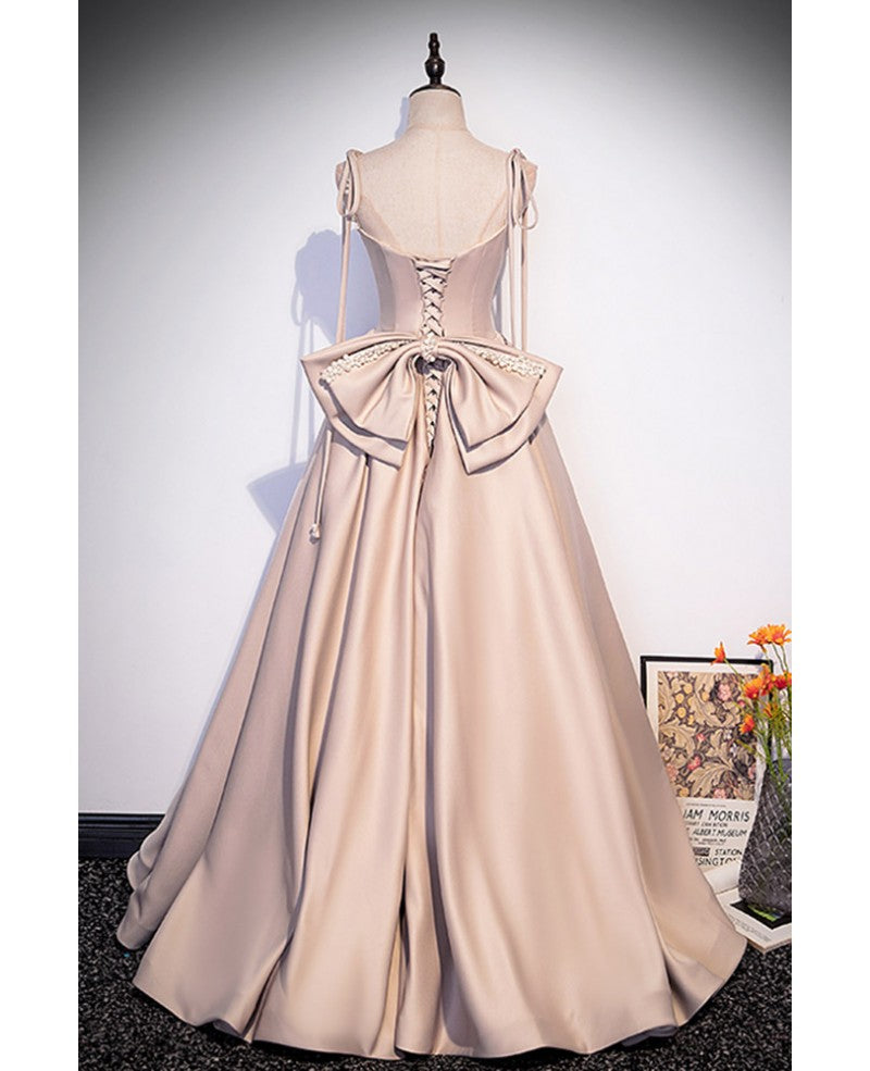 Robe de bal élégante en satin champagne, bretelles perlées, sans manches, coupe trapèze/princesse, dos nu, nœud et longueur au sol