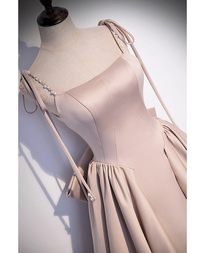 Robe de bal élégante en satin champagne, bretelles perlées, sans manches, coupe trapèze/princesse, dos nu, nœud et longueur au sol
