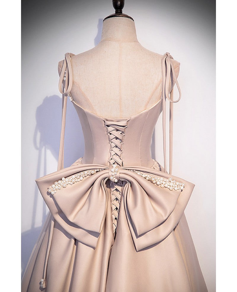 Robe de bal élégante en satin champagne, bretelles perlées, sans manches, coupe trapèze/princesse, dos nu, nœud et longueur au sol