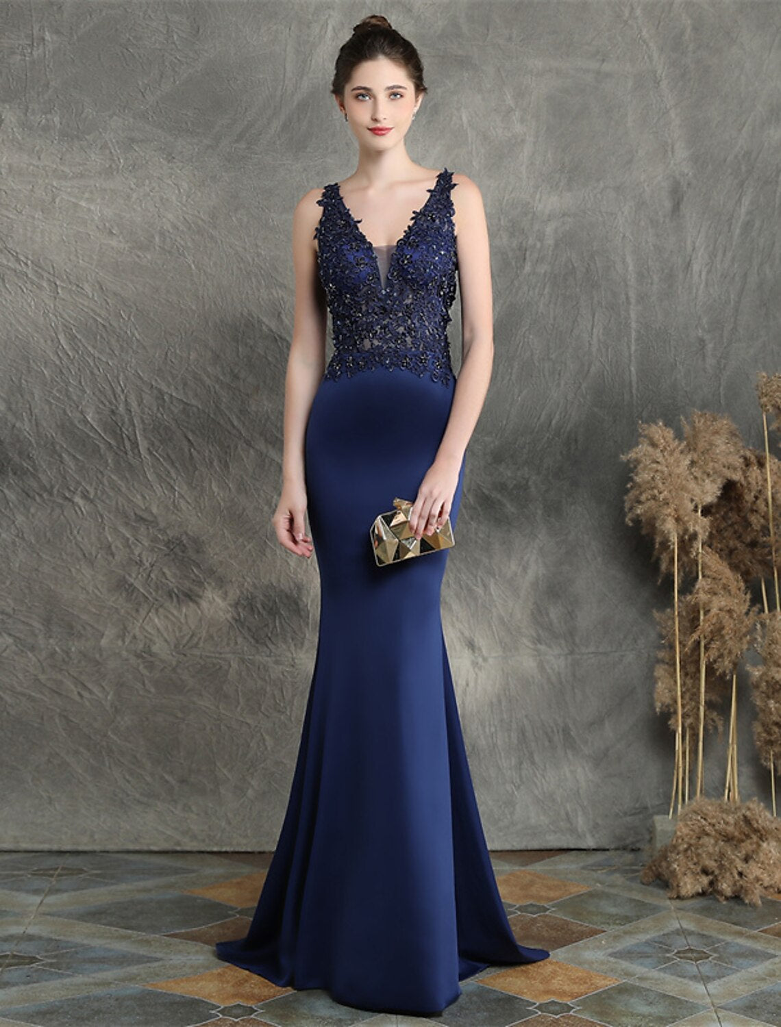Robe de soirée sirène/trompette dos nu, robe formelle pour invité de mariage, traîne à balayage/pinceau, sans manches, col en V, mélange de coton avec appliques de perles
