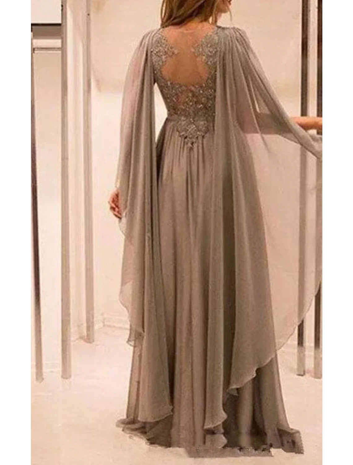 A-Linie Plus Size Curve Kleider für die Brautmutter Elegantes Cape-Kleid Formelle Hochzeitsgast-Kleid Bodenlang Kurzarm V-Ausschnitt Chiffon mit Falten Perlen
