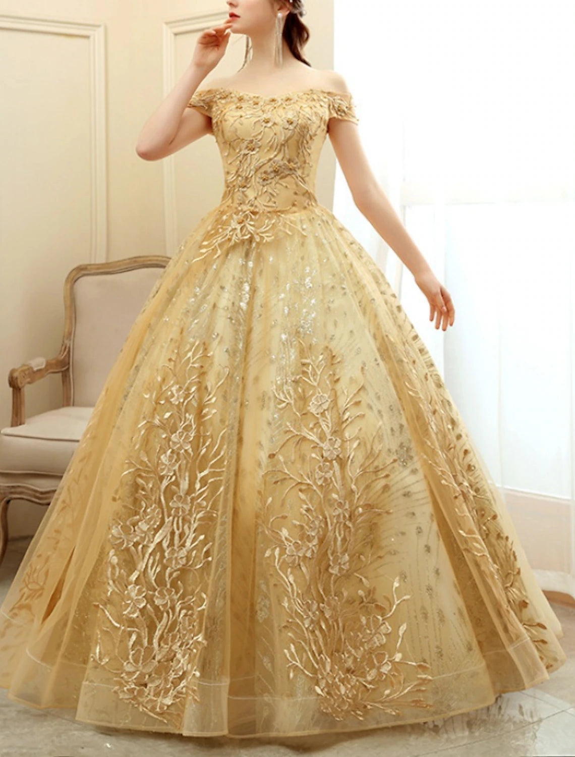 Robe de bal trapèze élégante, longueur au sol, manches courtes, épaules dénudées, tulle avec perles et broderies à paillettes