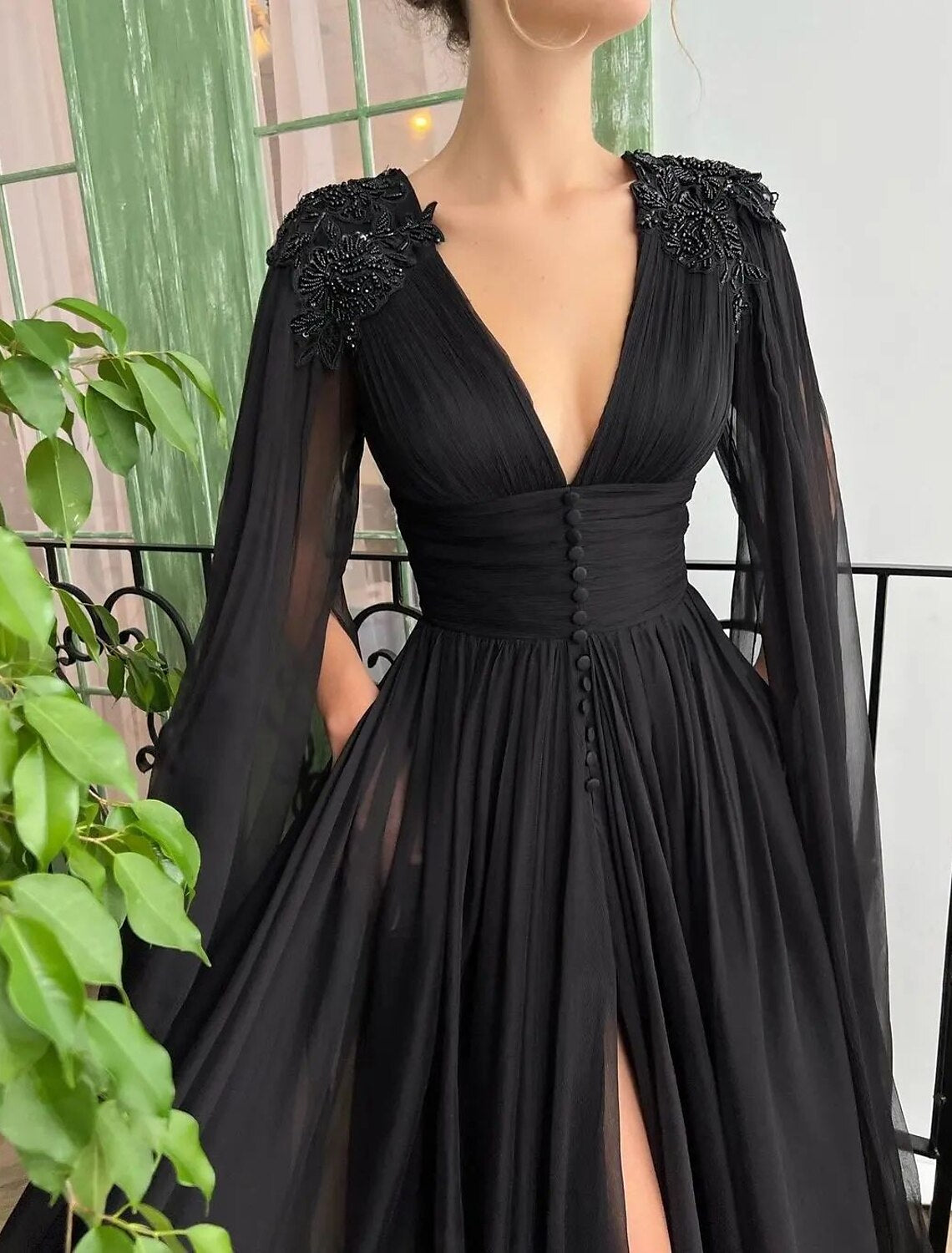 A-Linien-Abendkleid, schwarzes Kleid, formelle Maskerade, Hofschleppe, lange Ärmel, V-Ausschnitt, Mittwoch, Addams Family, Chiffon mit Knöpfen, Schlitz, Applikationen