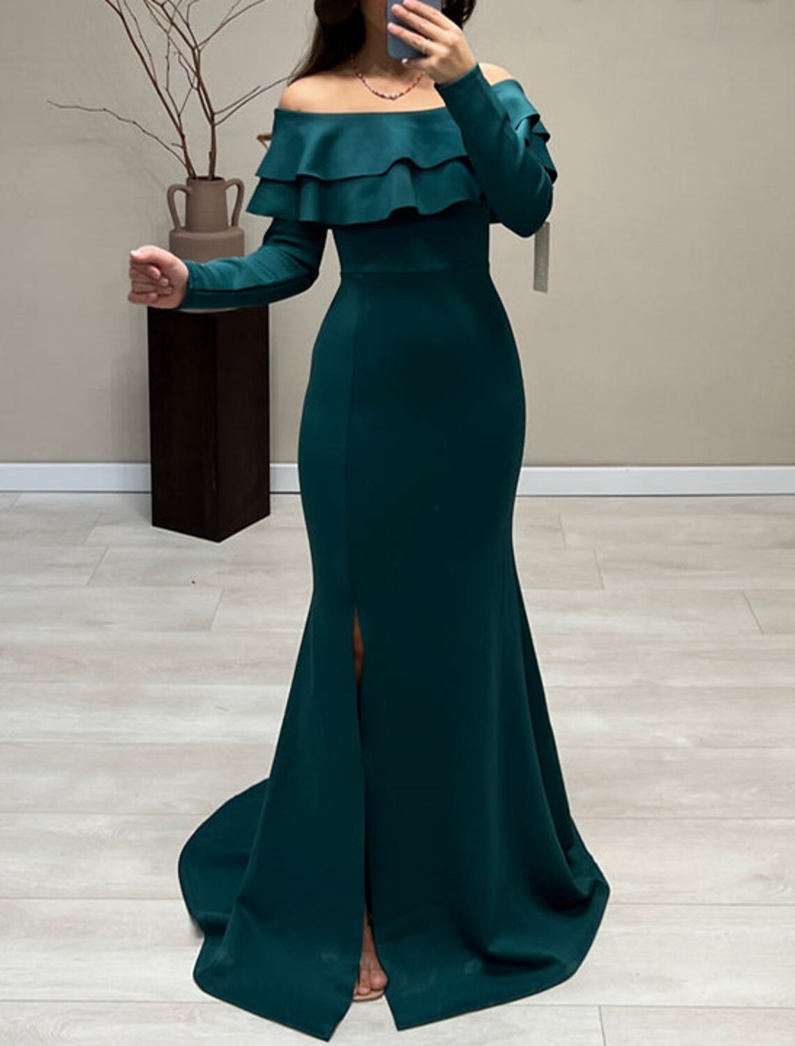 Meerjungfrau/Trompete Abendkleid Elegantes Kleid Hochzeitsgast Herbst Hofschleppe Langarm Schulterfrei Satin mit Rüschen Schlitz