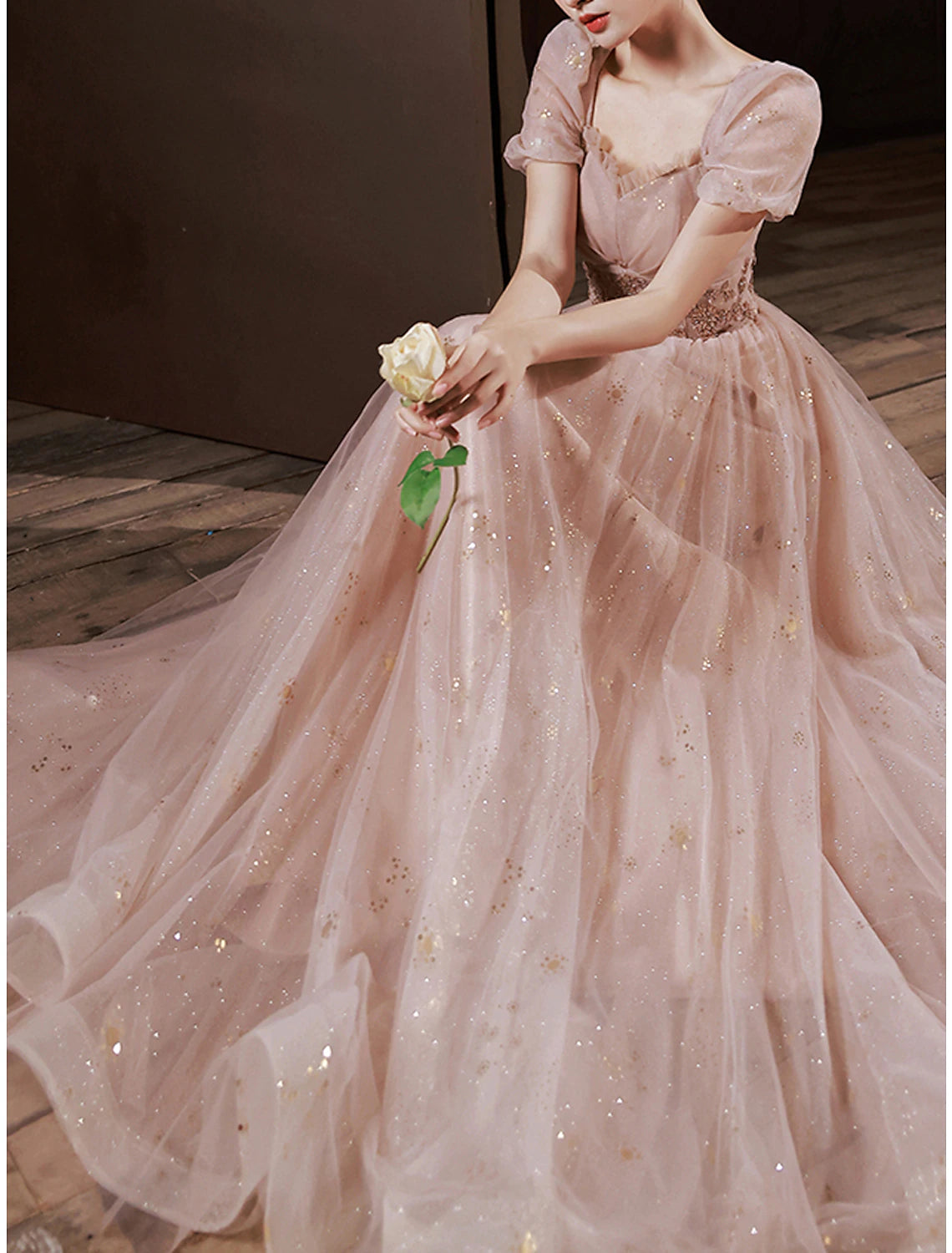 Robe de bal trapèze élégante, robe de fiançailles, longueur au sol, manches mi-longues, col carré, satin avec applications