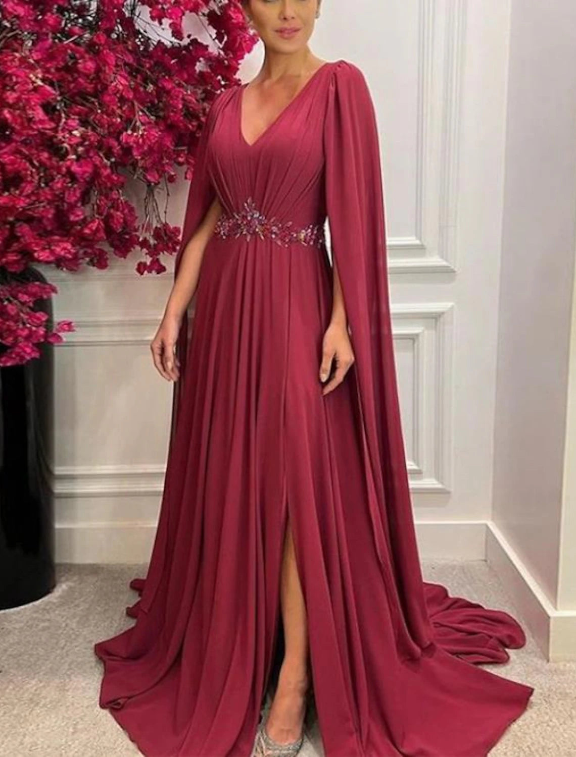 A-Linien-Kleid für die Mutter der Braut, formeller Hochzeitsgast, elegant, V-Ausschnitt, Schleppe/Pinselzug, Chiffon, ärmellos, mit Falten, Schlitz vorne, Kristallbrosche