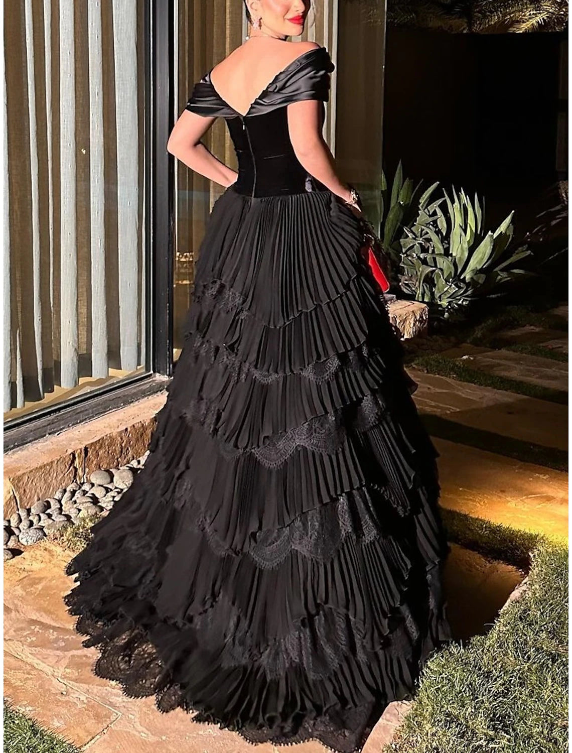Robe de bal trapèze élégante, longueur au sol, manches courtes, décolleté en cœur, dentelle et fronces