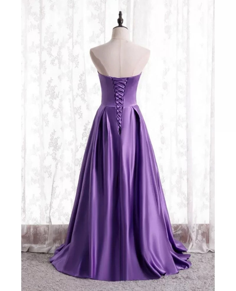 Schlichtes und elegantes lila schulterfreies Satin-Abendkleid ohne Träger mit lila A-förmigem trägerlosem Träger und rückenfreiem und bodenlangem Ballkleid