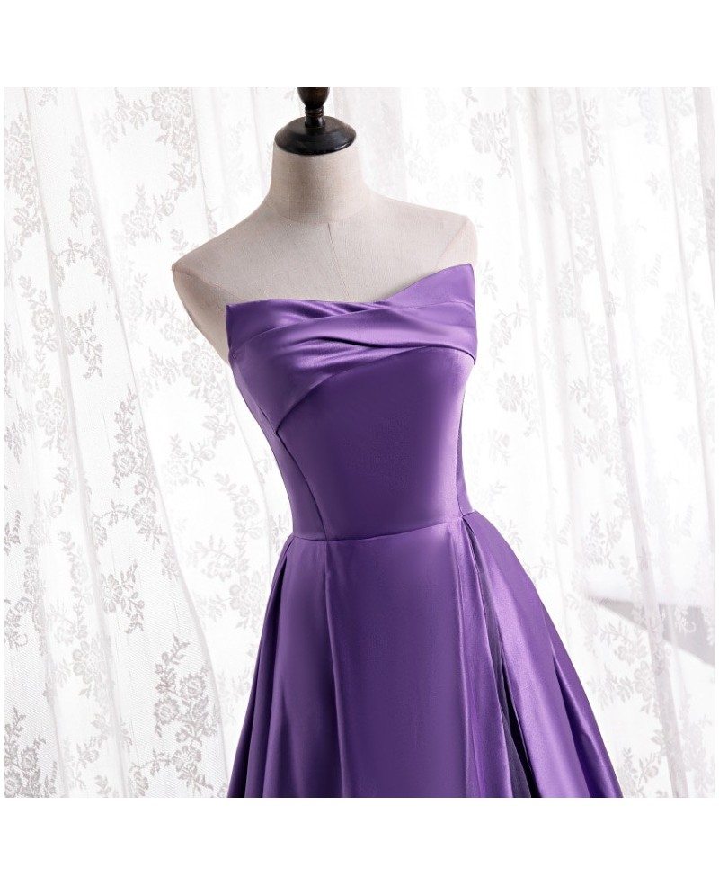 Schlichtes und elegantes lila schulterfreies Satin-Abendkleid ohne Träger mit lila A-förmigem trägerlosem Träger und rückenfreiem und bodenlangem Ballkleid