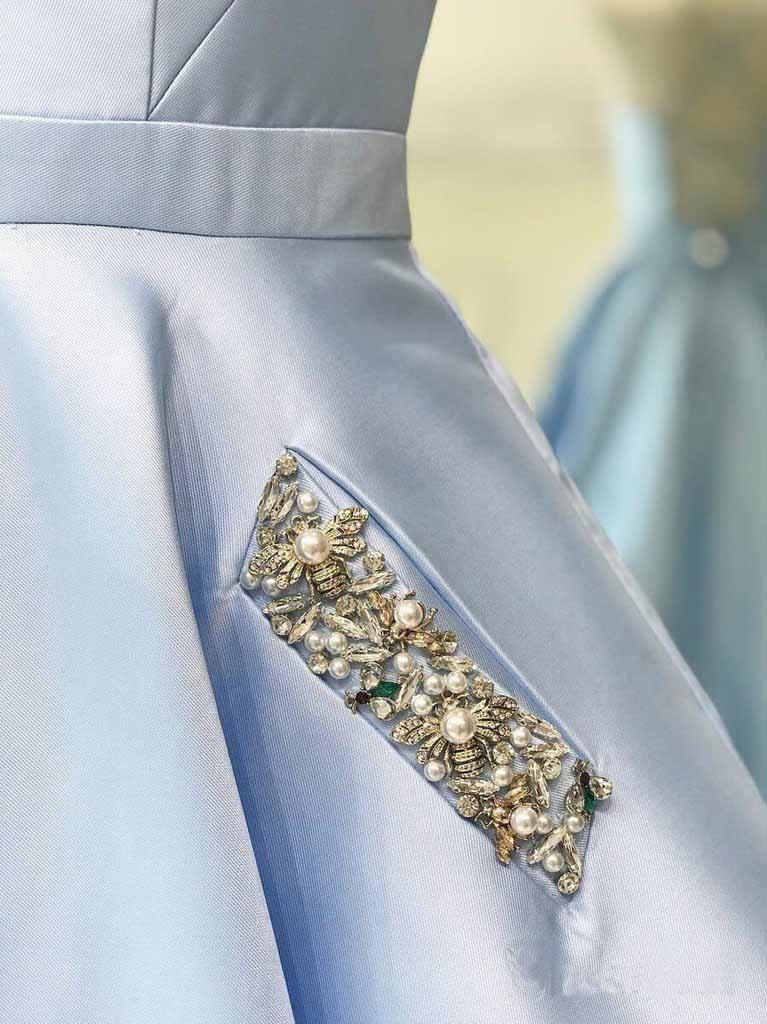 Einfaches, himmelblaues, langes Ballkleid aus Satin mit V-Ausschnitt und Tasche