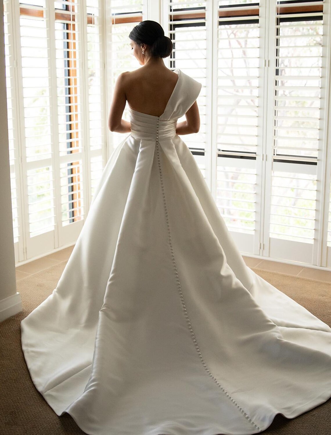 Hall Formale Brautkleider A-Linie Eine Schulter Ärmellos Sweep/Pinsel Zug Satin Brautkleider Mit Rüschen