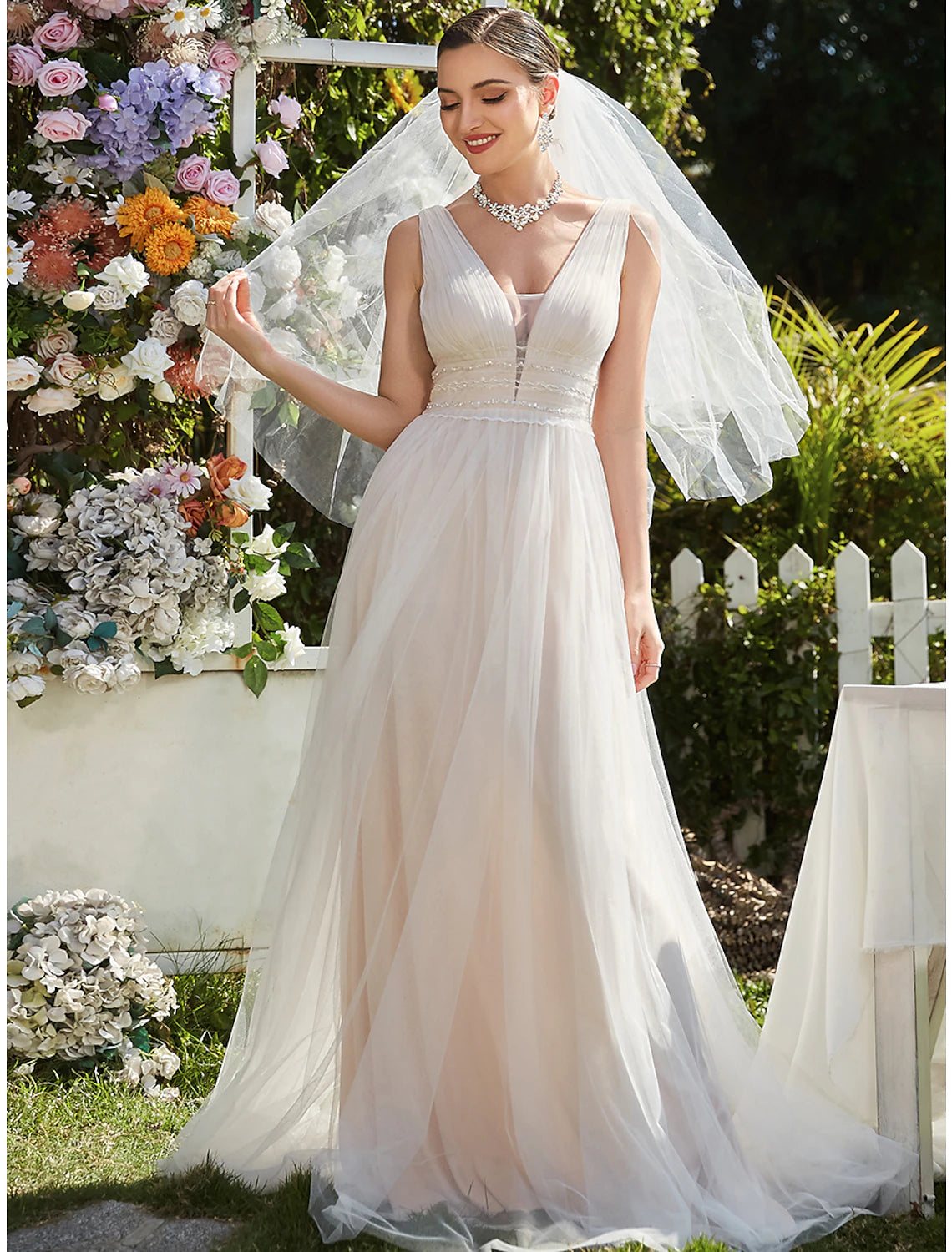 Robe de mariée décontractée trapèze, col en V, sans manches, traîne courte, en tulle et dentelle brodée