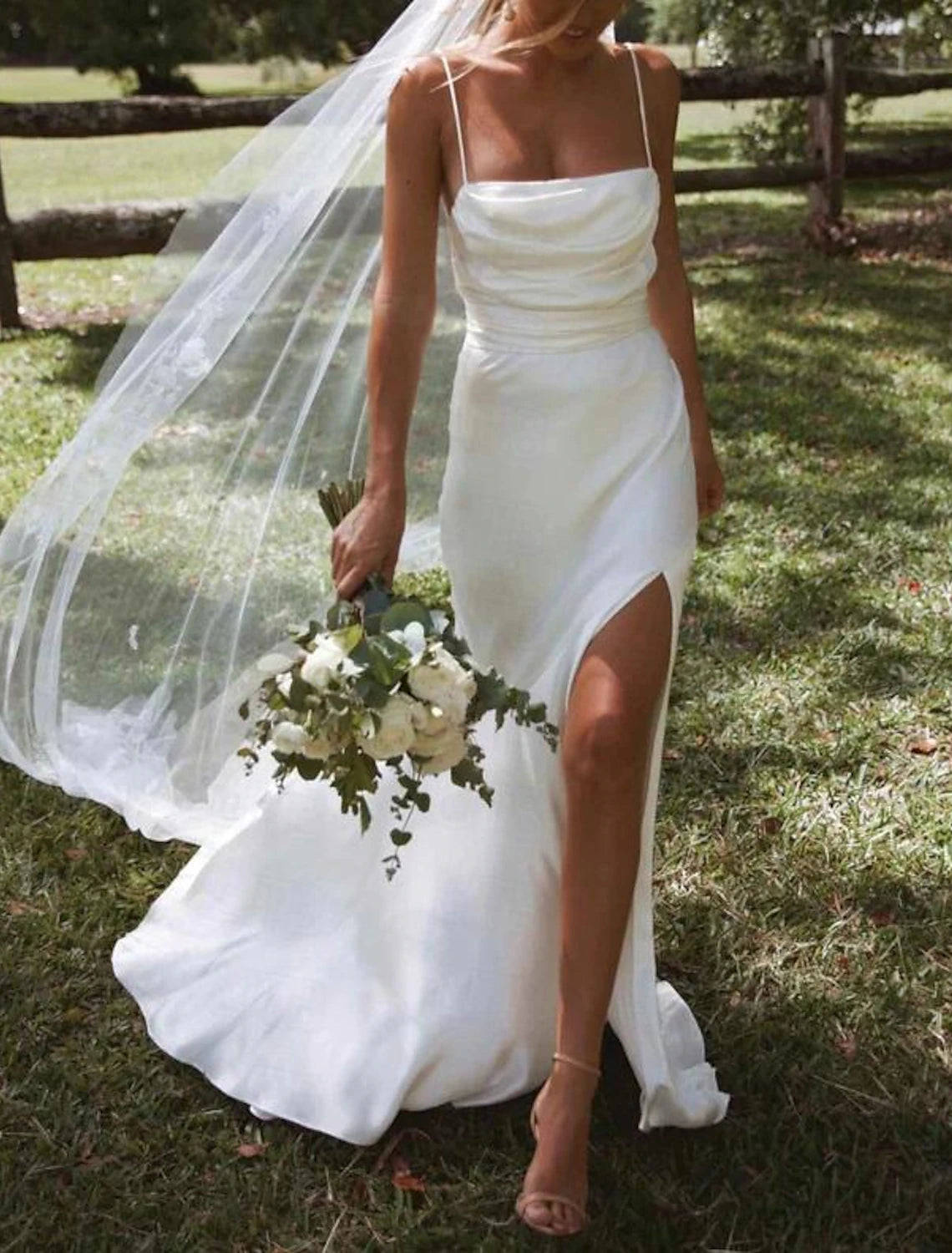 Robes de mariée de plage sirène / trompette caraco sans manches balayage / brosse traîne robes de mariée en satin avec fronces