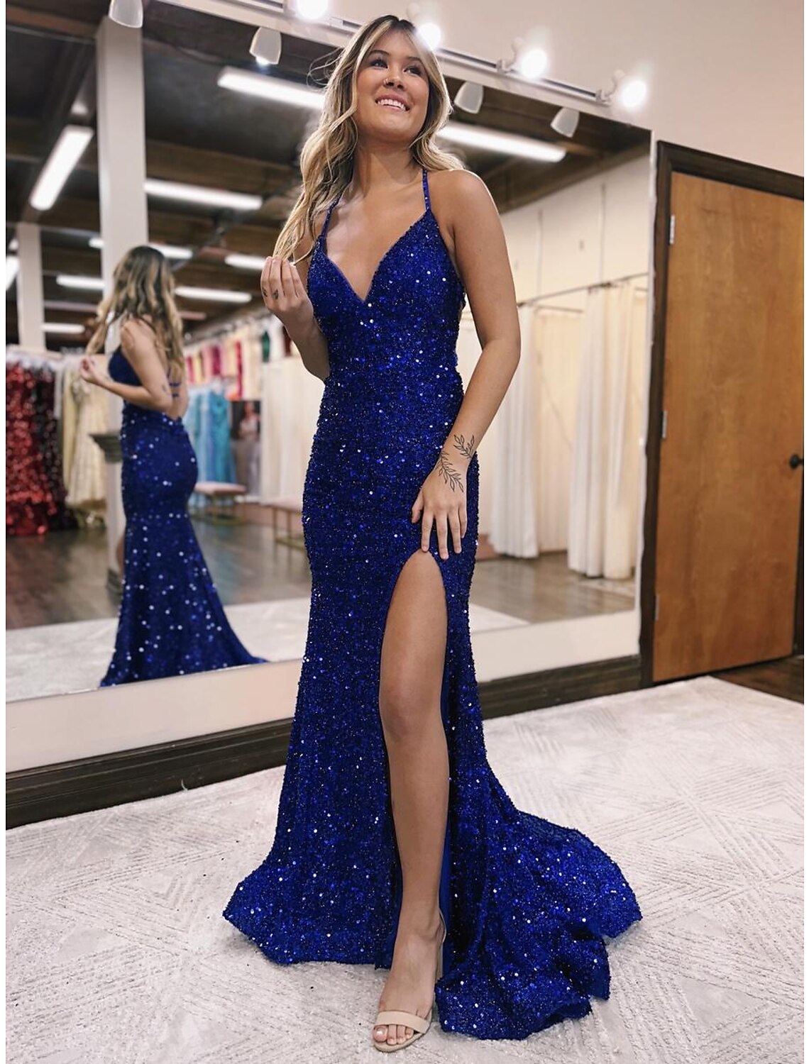 Robe de bal sirène/trompette scintillante et brillante, traîne courte, col en V, dos nu pailleté, fente à paillettes