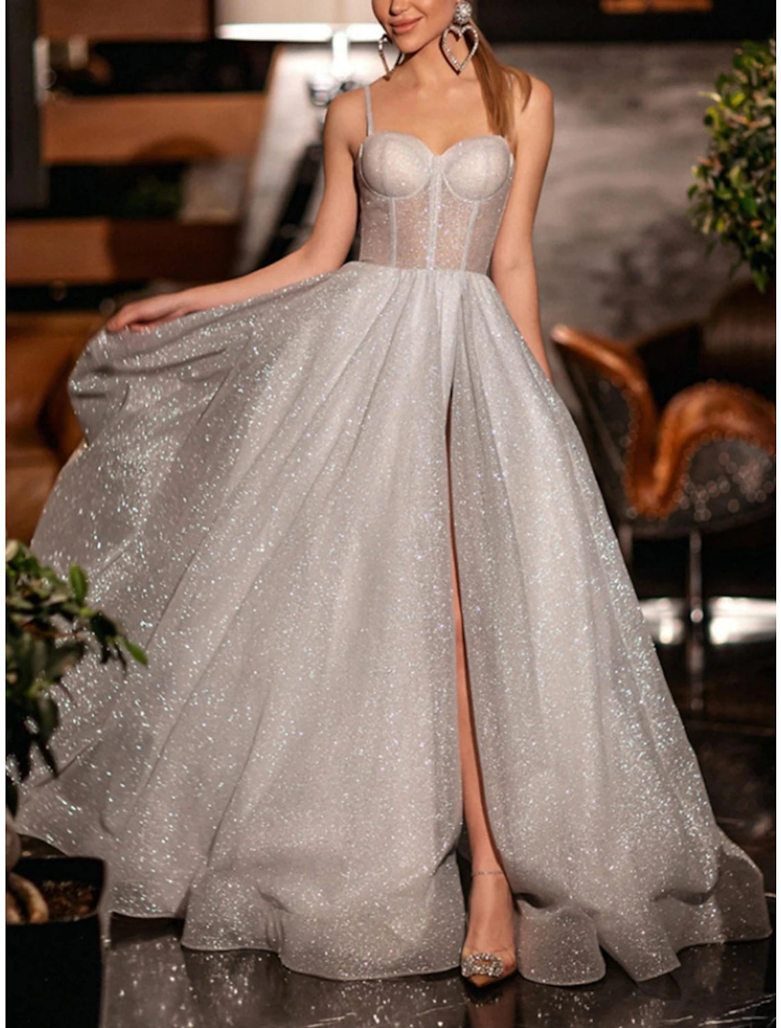 Robe de bal trapèze élégante, longueur au sol, sans manches, décolleté en cœur, paillettes et plis scintillants, fente
