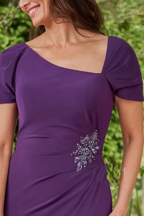 Bezauberndes, schlichtes, eng anliegendes, asymmetrisches Kleid mit handgefertigten Perlenapplikationen für die Mutter der Braut