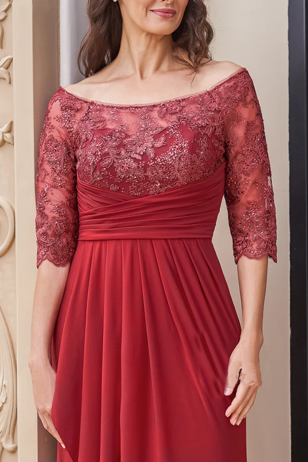 Wunderschönes, gestricktes Kleid mit Portraitkragen und mehreren Lagen