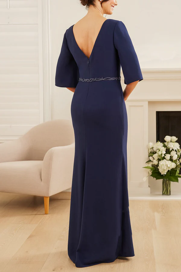 Robe élégante et douce en crêpe, avec un col en V ajusté et des manches fendues sur le devant. Robe de mère de la mariée.