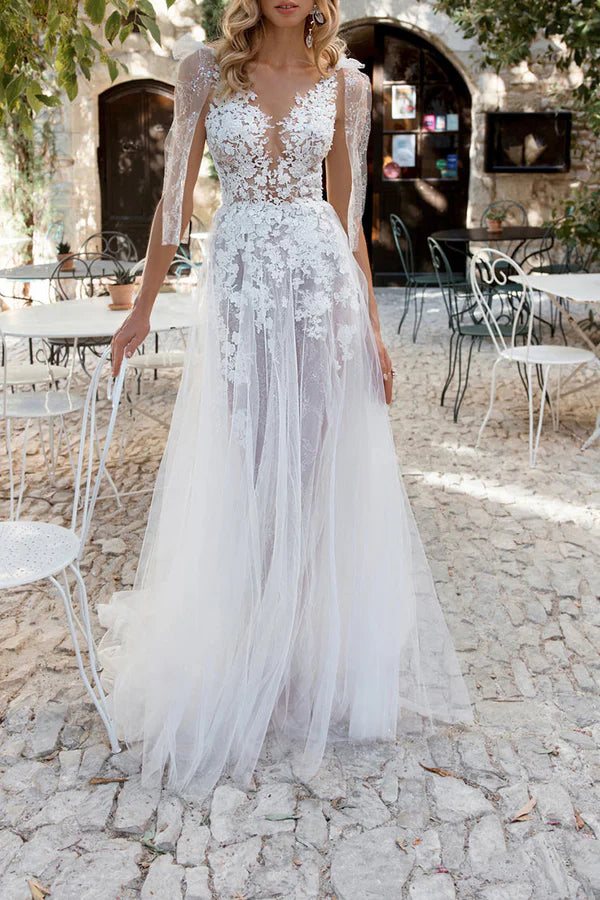 Robe de mariée style bohème en dentelle avec décolleté en V et illusion de ligne A et fente