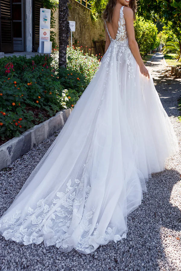 Charmante robe de mariée fendue en dentelle à décolleté en V profond de style bohème