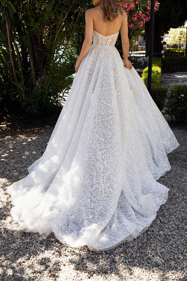 Robe de mariée trapèze en dentelle avec décolleté en cœur et fente latérale