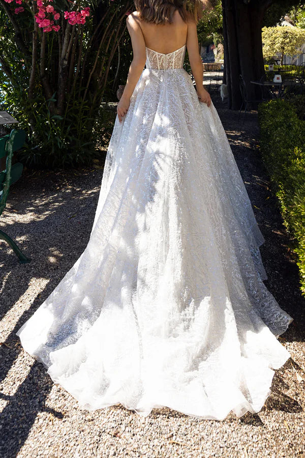 Robe de mariée trapèze en dentelle avec décolleté en cœur et fente latérale