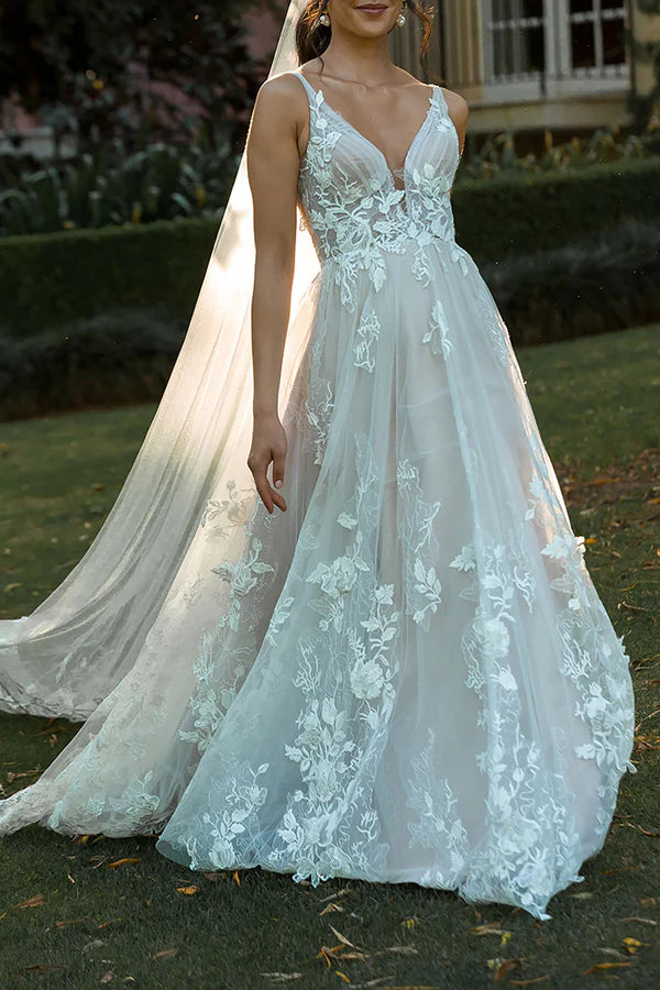Robe de mariée bohème en dentelle à col en V et décolleté en A avec traîne ample