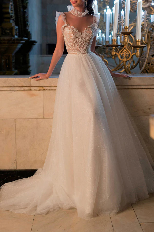 Une robe de mariée bohème avec une illusion de fil et des perles scintillantes à l'encolure