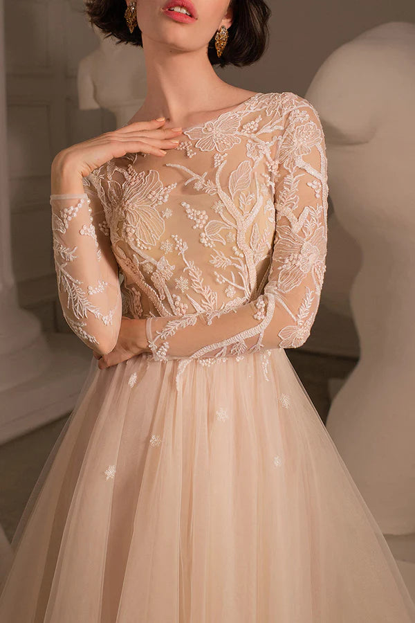 Robe de mariée style bohème à manches longues et col illusion en dentelle brodée