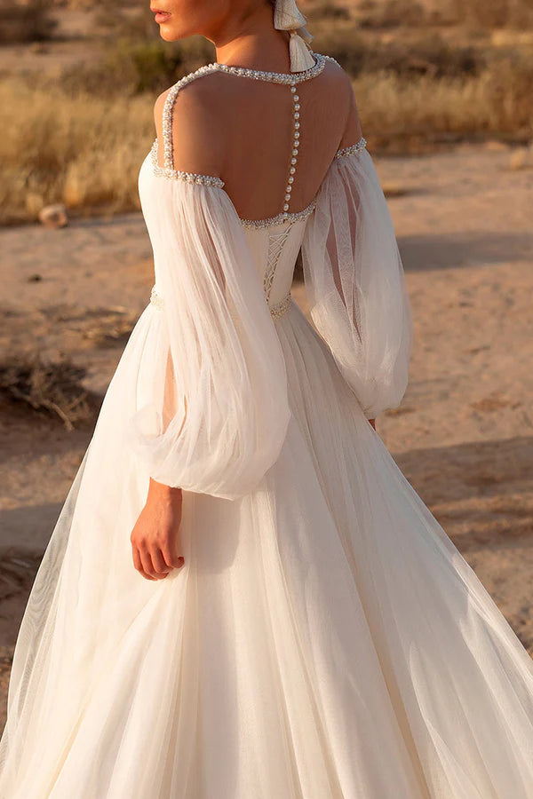 Robe de mariée bohème à manches longues et décolleté illusion en perles